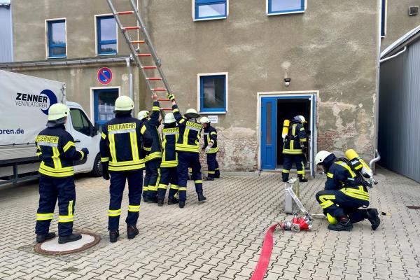 Übung unter Realbedingungen bei Zenner Ventilatoren in Olbernhau - Zug vor dem Eingang