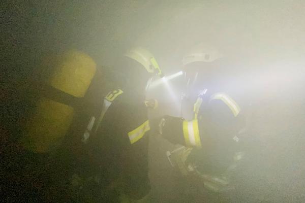 Übung unter Realbedingungen bei Zenner Ventilatoren in Olbernhau - Starke Rauchentwicklung, Suche nach einem Vermissten