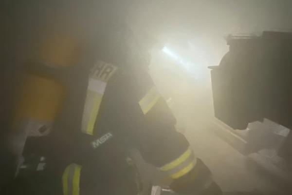 Übung unter Realbedingungen bei Zenner Ventilatoren in Olbernhau - Starke Rauchentwicklung, Suche nach einem Vermissten
