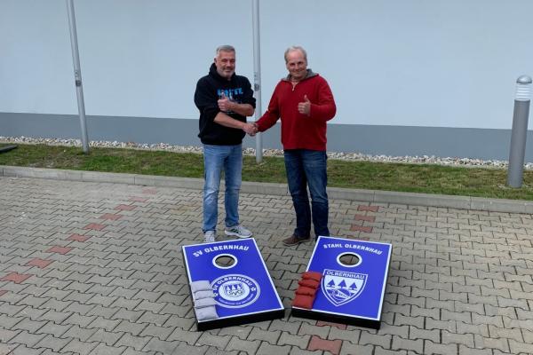 Wolfgang Geitner und Ulf Zenner bei der Übergabe des CORNHOLE Spielesets und Danksagung für das Sponsoring in 2022